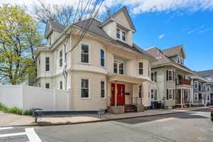 featured image of 10 Royal St