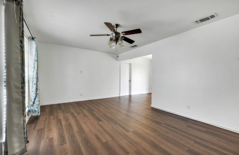 318 Avalon St - Photo 5 of 17