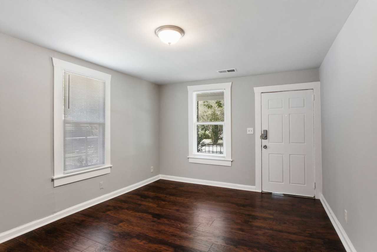 1405 E 32nd St - Photo 3 of 14