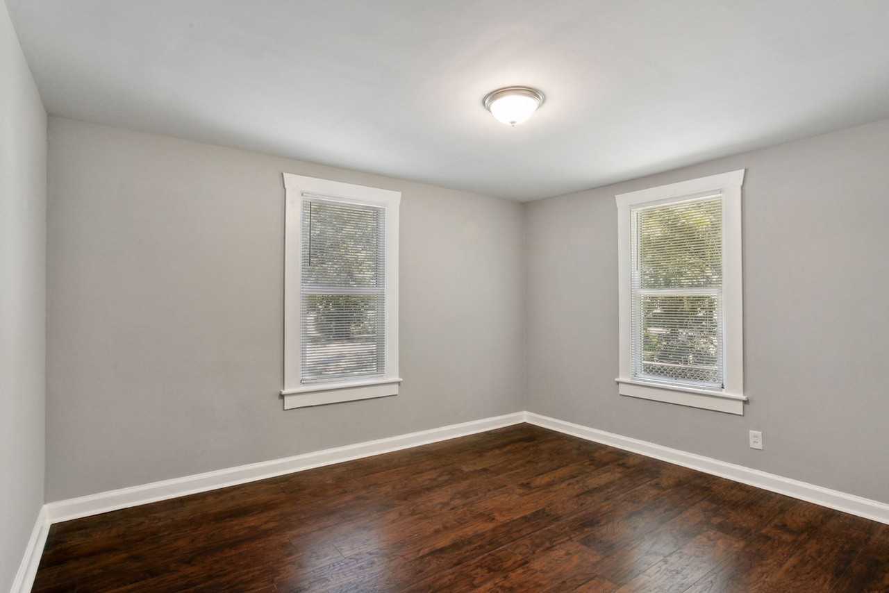 1405 E 32nd St - Photo 5 of 14
