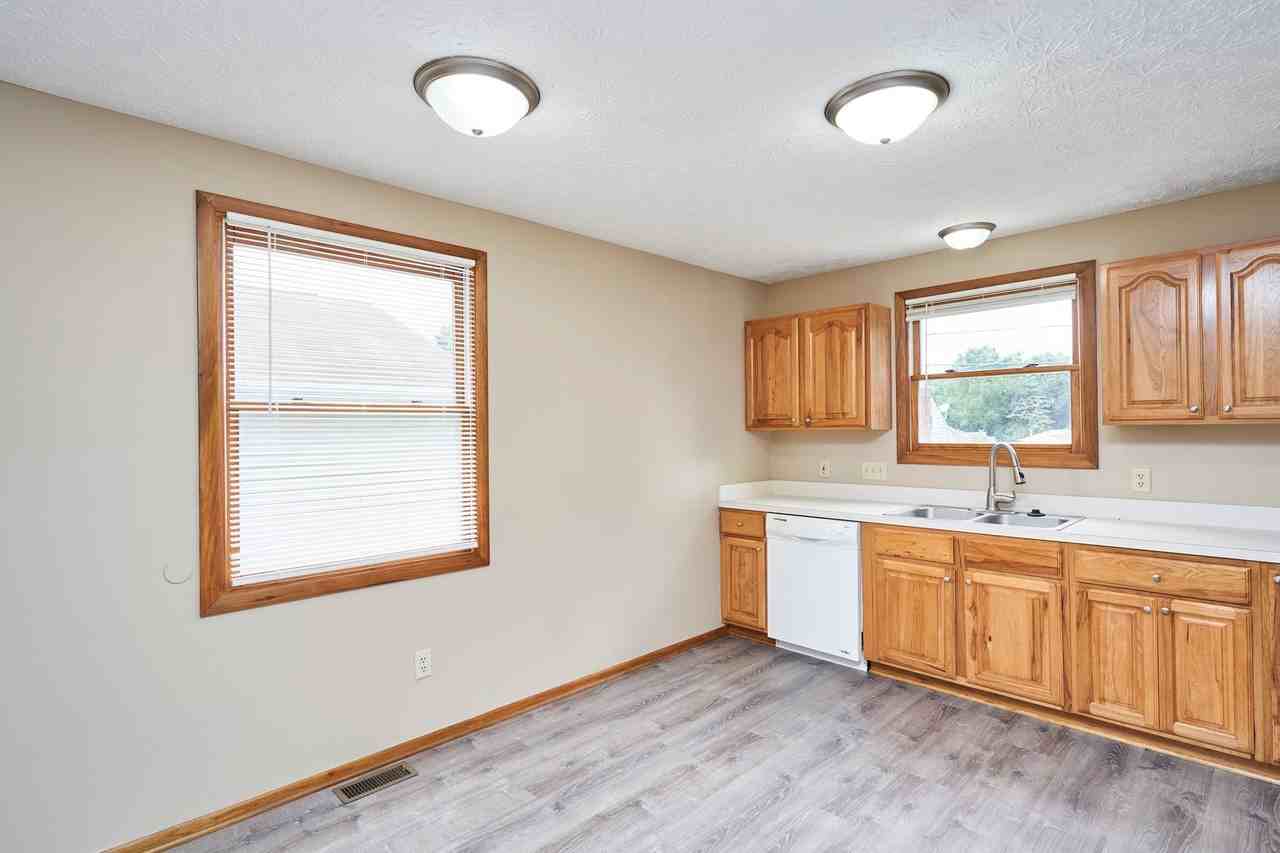 1182 Chester Ave - Photo 3 of 16