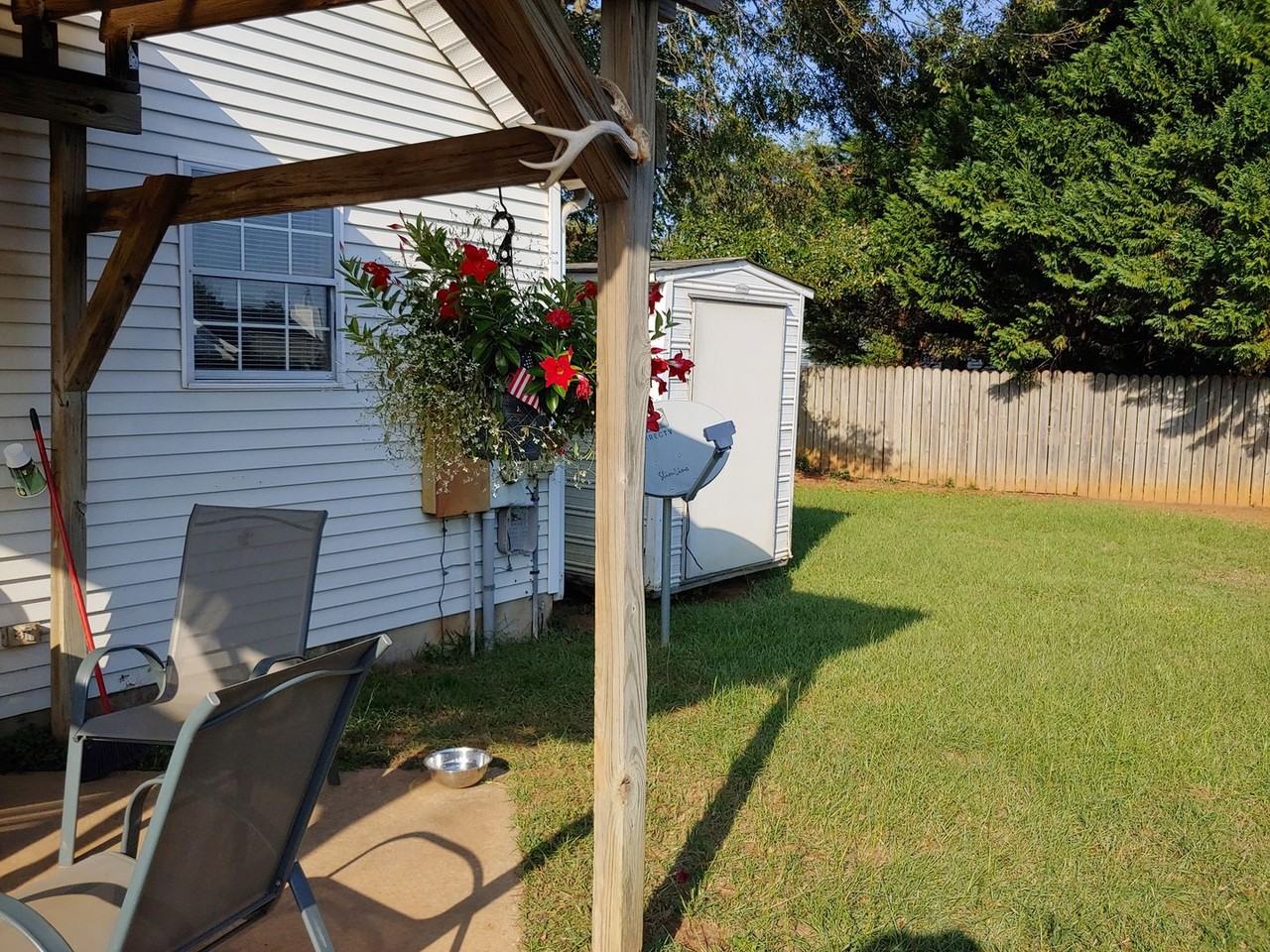 2813 Robinwood Ln - Photo 2 of 5