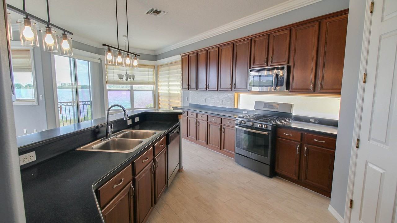 8507 Saint Marino Blvd - Photo 7 of 41