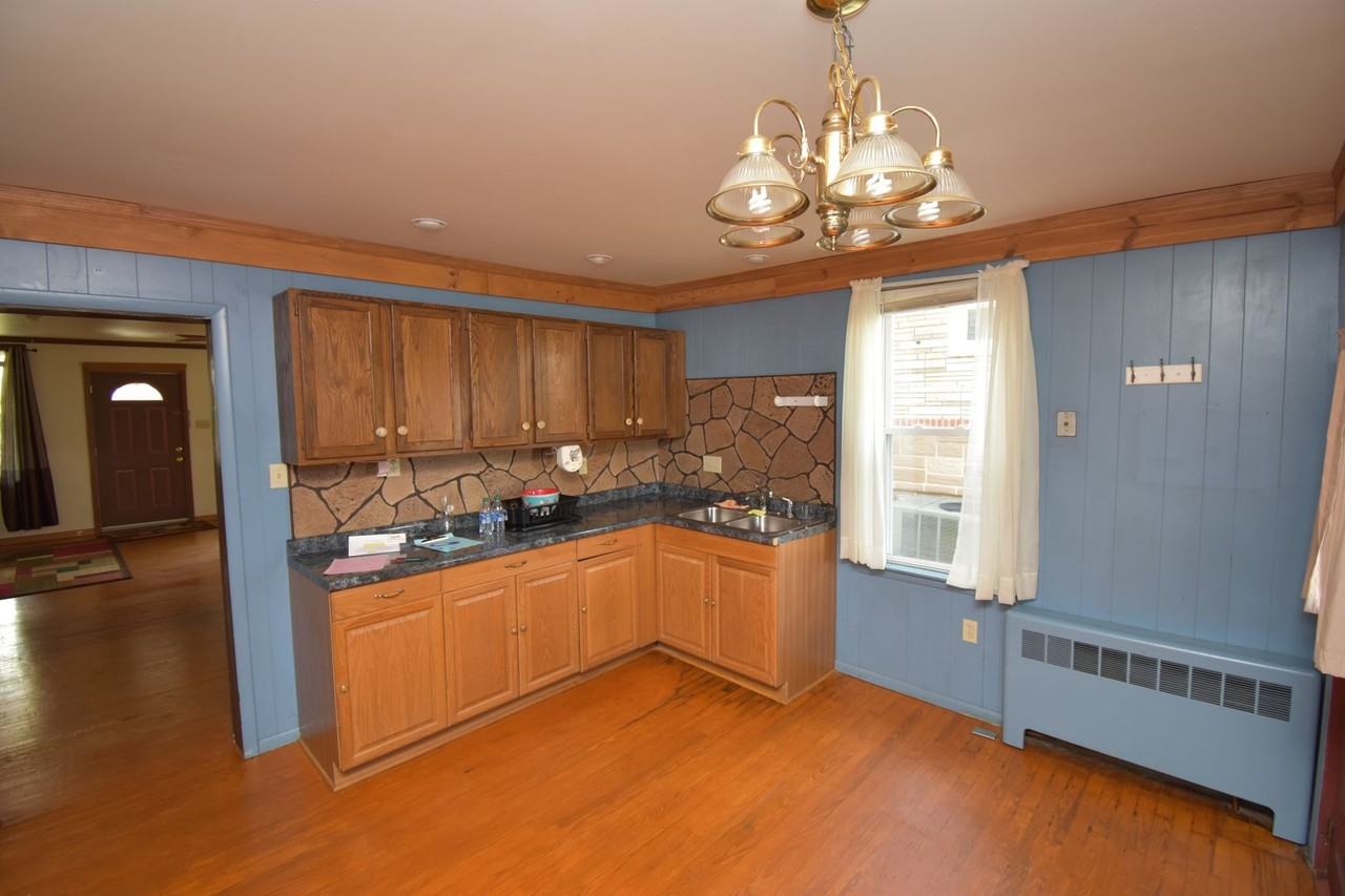 26 N Jones St - Photo 6 of 24