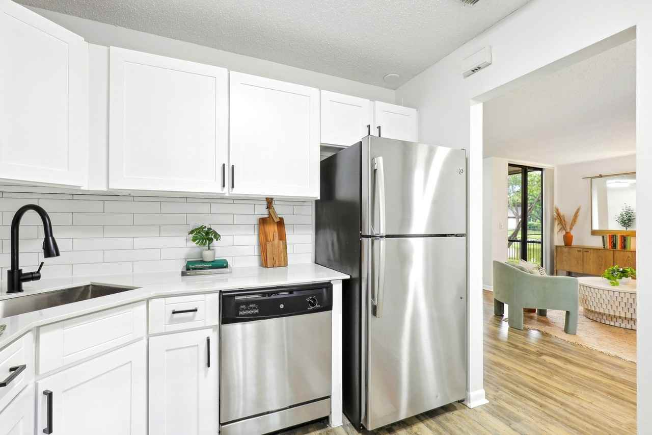 Elliot Cocoplum - Photo 2 of 20