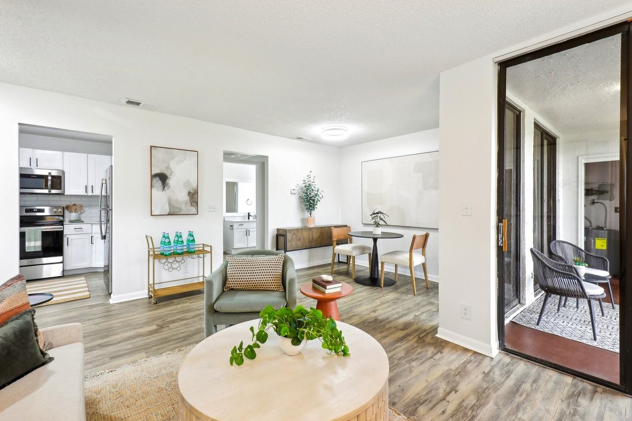 Elliot Cocoplum - Photo 4 of 20