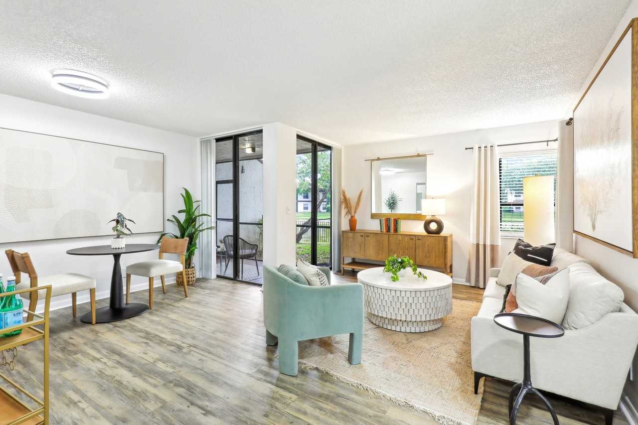 Elliot Cocoplum - Photo 5 of 20