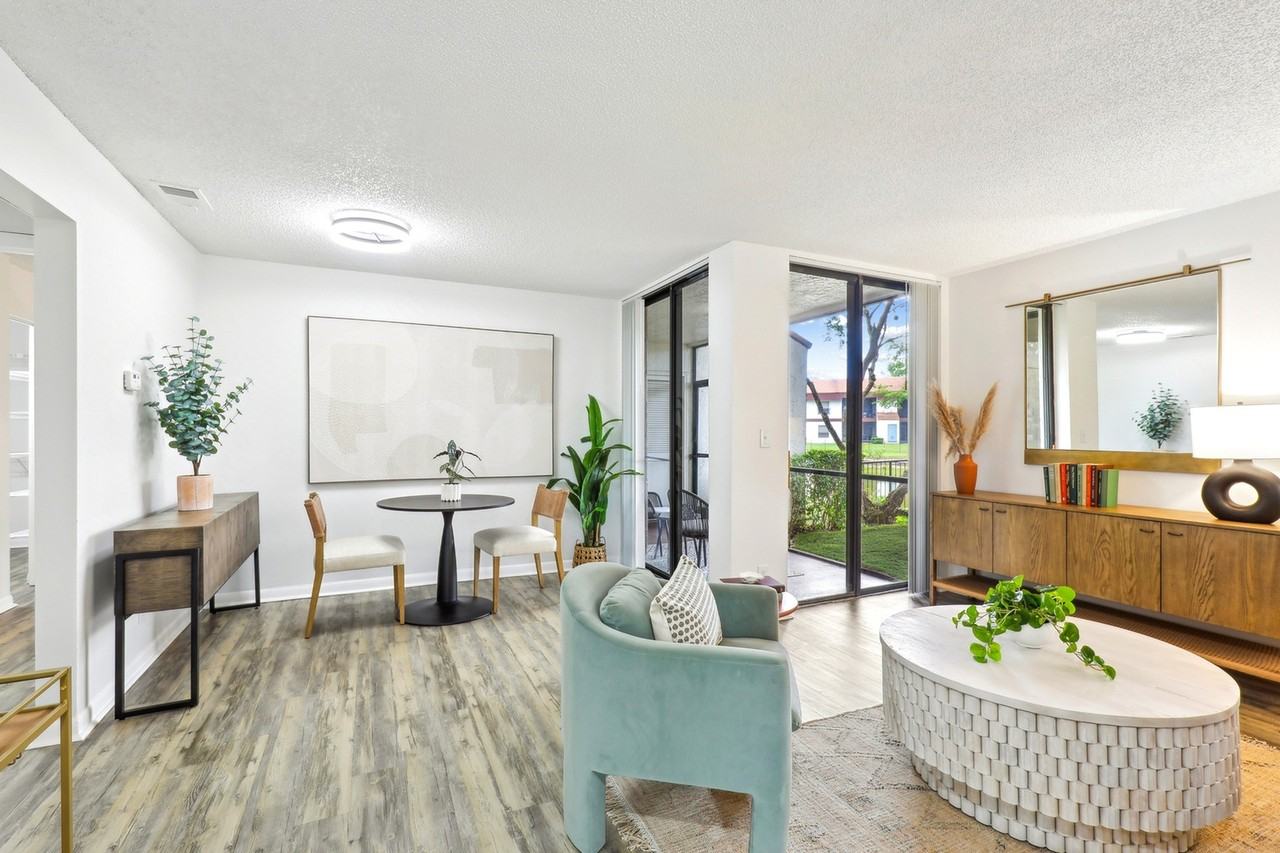 Elliot Cocoplum - Photo 7 of 20