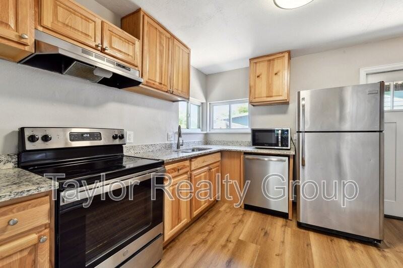 1252 Xanthia St - Photo 2 of 20