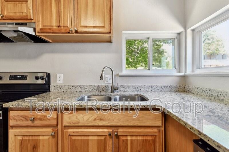 1252 Xanthia St - Photo 4 of 20