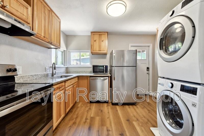 1252 Xanthia St - Photo 5 of 20