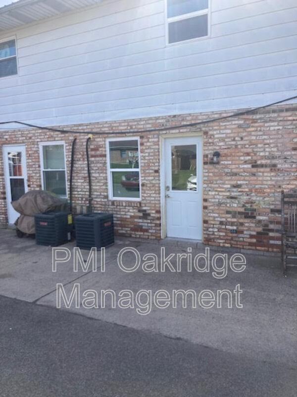 1521 Spruce Ave - Photo 3 of 11