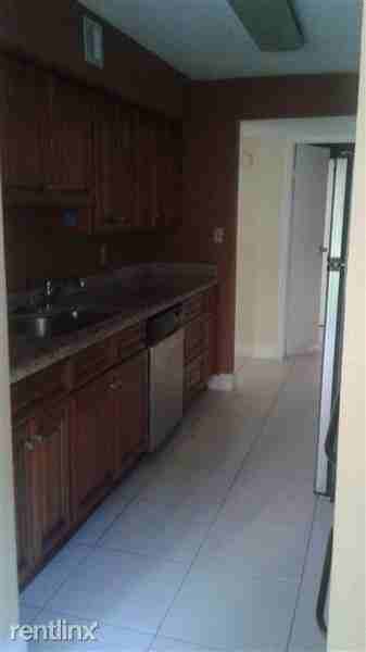 915 Riverside Dr - Photo 2 of 7