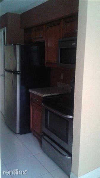 915 Riverside Dr - Photo 3 of 7