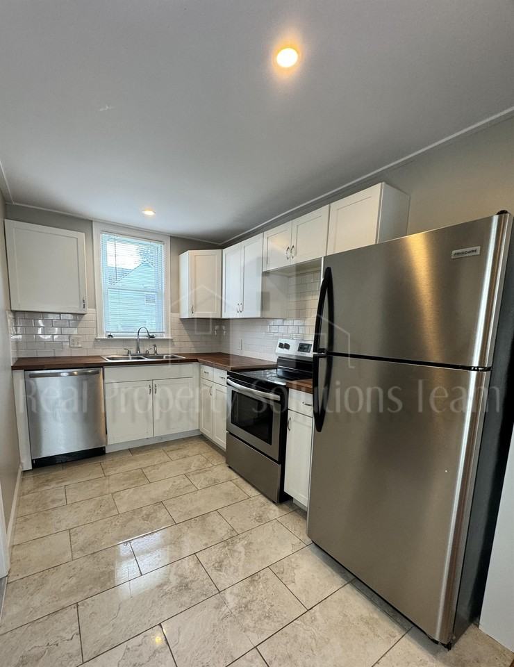 1074 Siebert Street - Photo 5 of 9