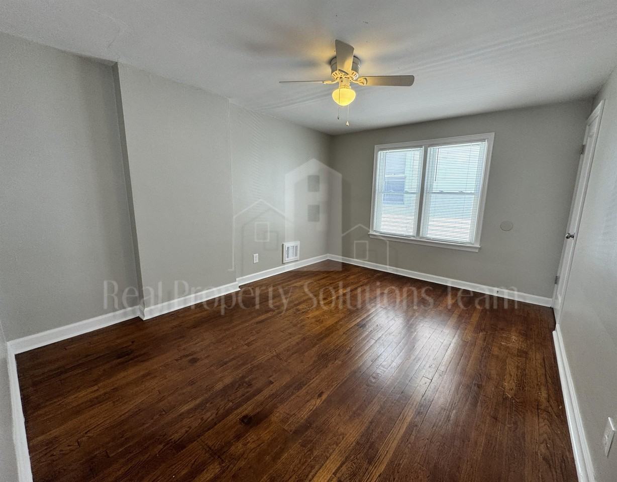 1074 Siebert Street - Photo 7 of 9