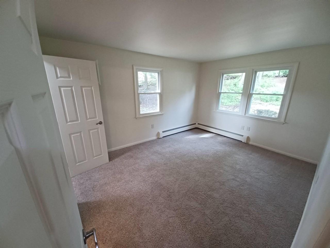 Londonderry Apartments - Photo 6 of 13