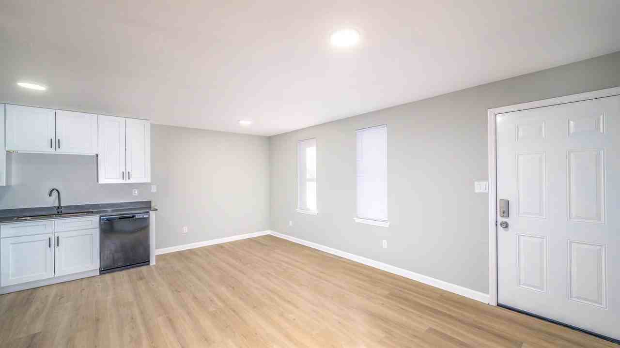 1533 South Bronough Street - Photo 5 of 28