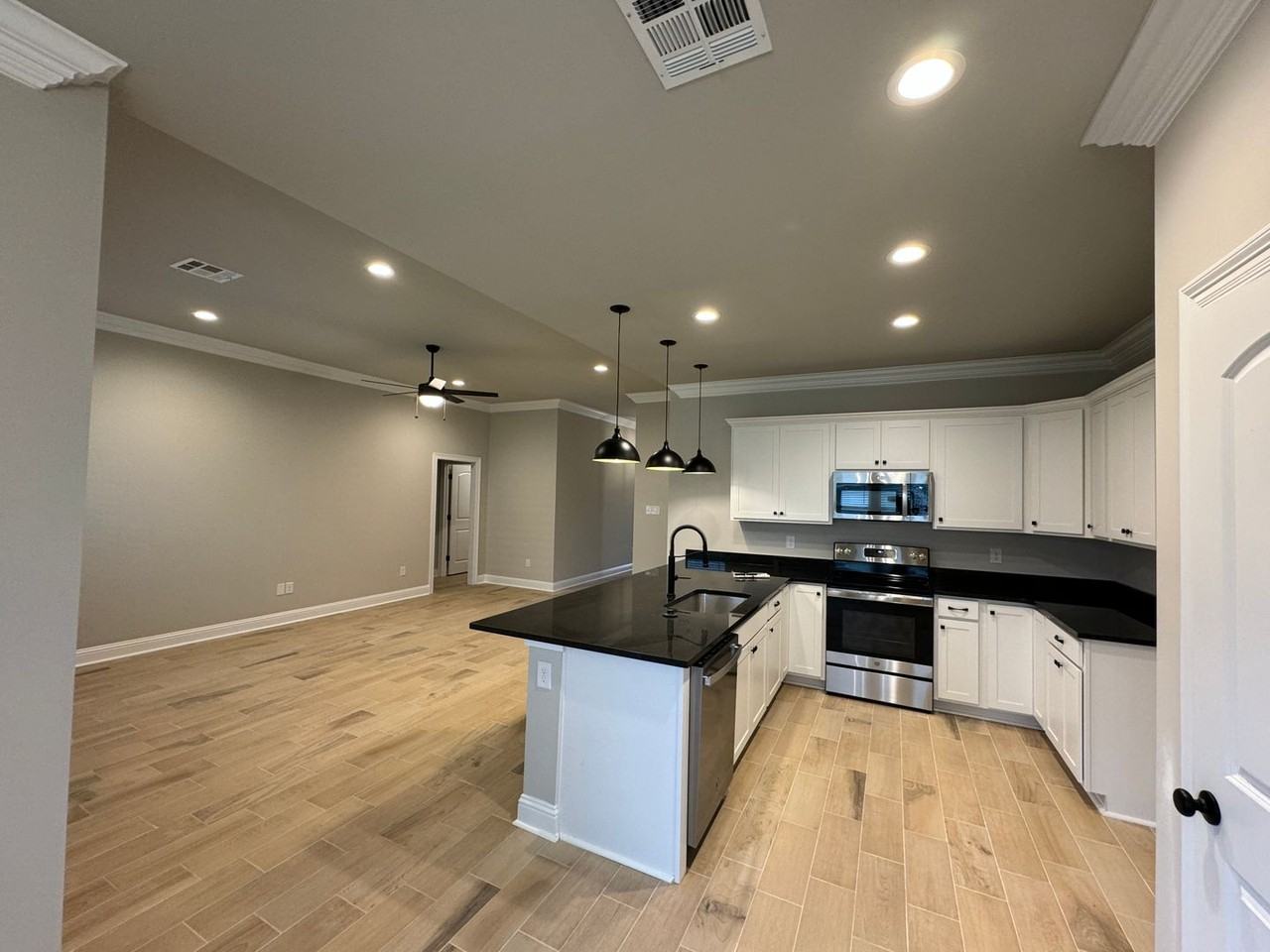 607 Cabernet Ct - Photo 2 of 20