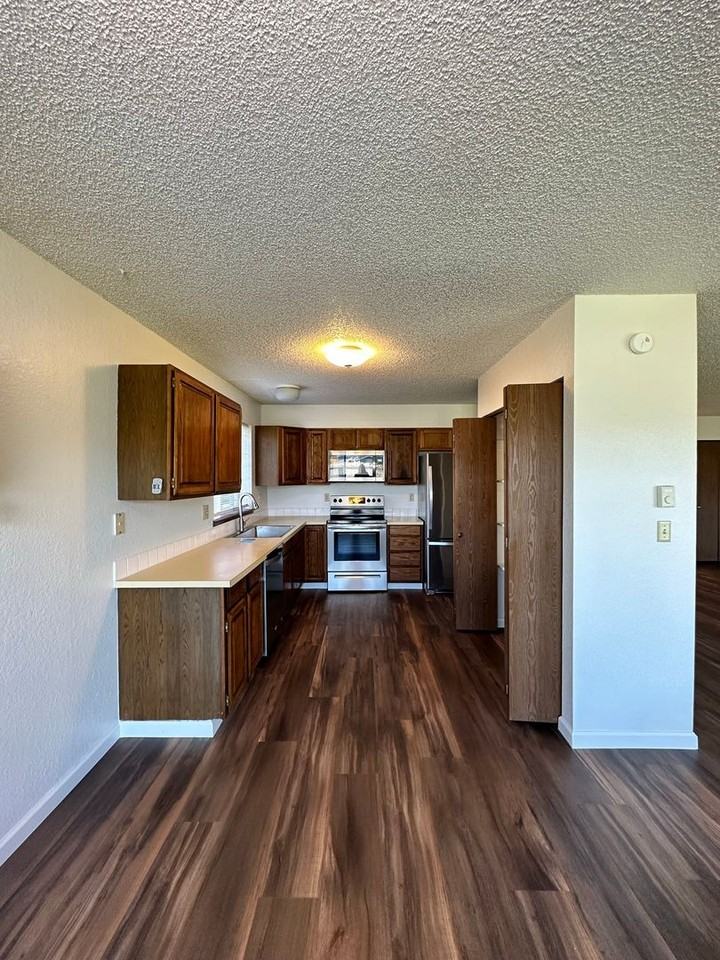 1040 Eastmont - Photo 3 of 17