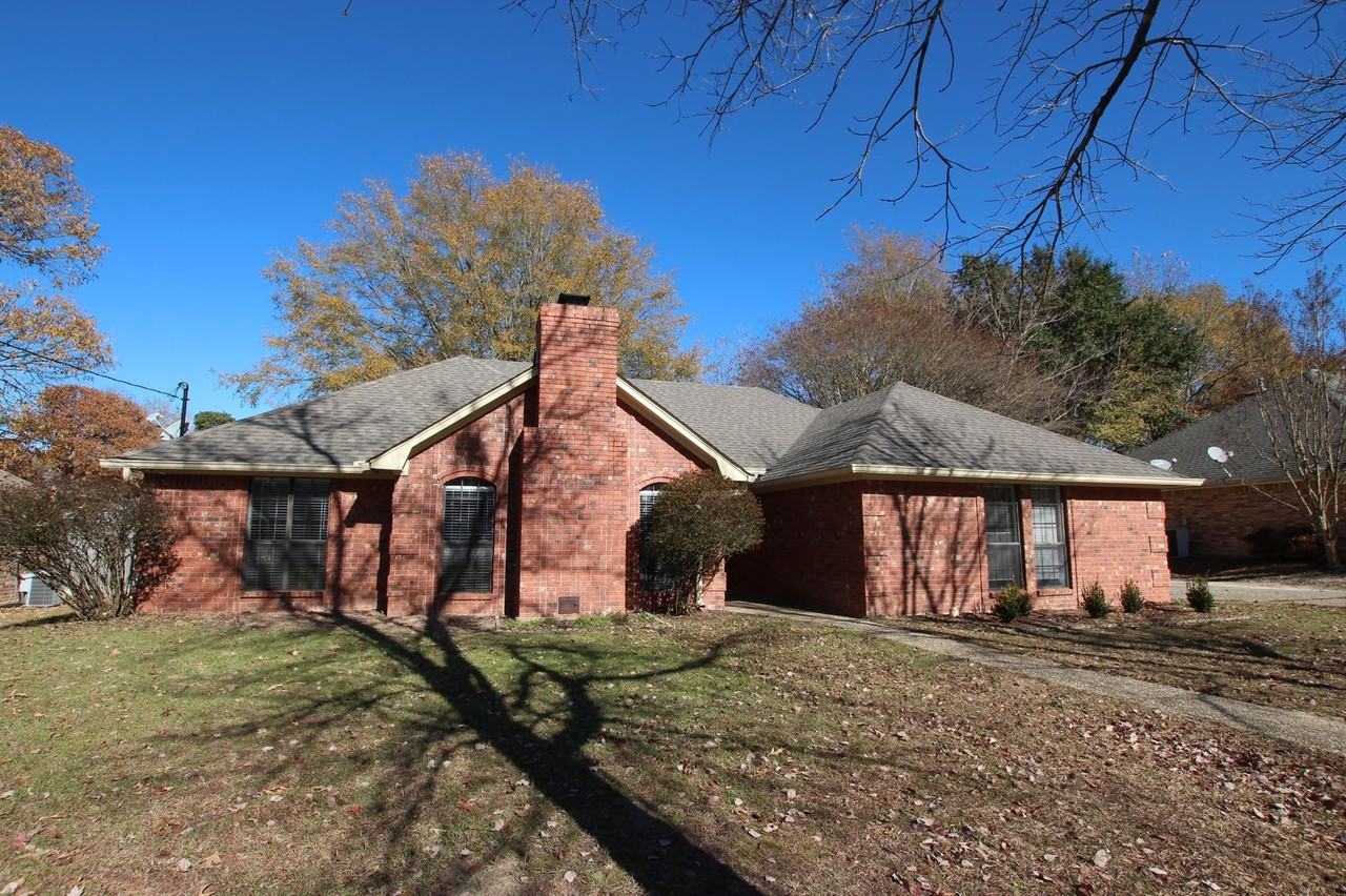 3104 Masters Cir - Photo 3 of 32