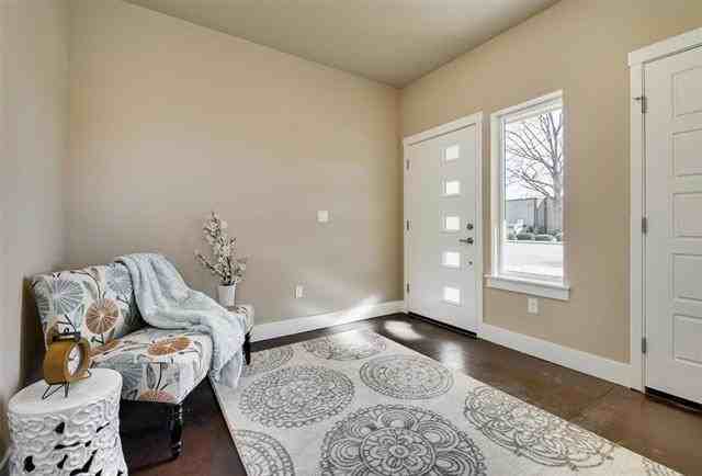 385 E 41st St - Photo 4 of 27