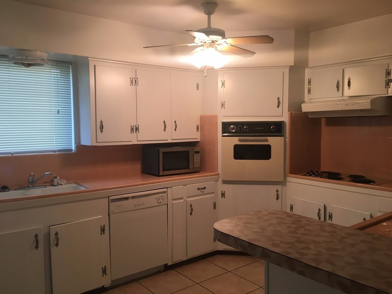 105 E Lynnwood Ln - Photo 2 of 8