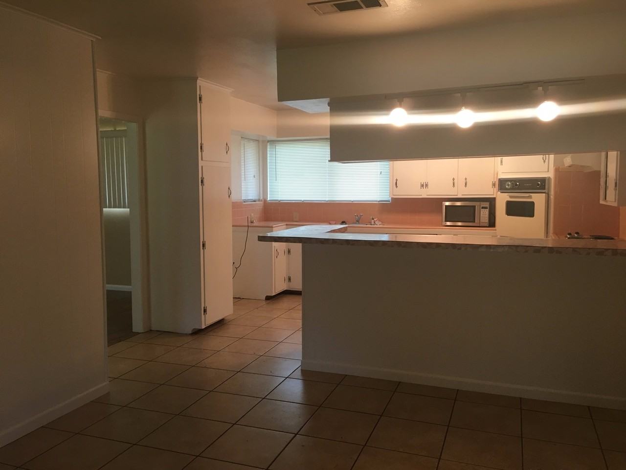 105 E Lynnwood Ln - Photo 3 of 8