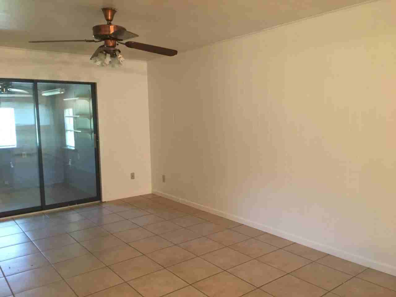 105 E Lynnwood Ln - Photo 4 of 8