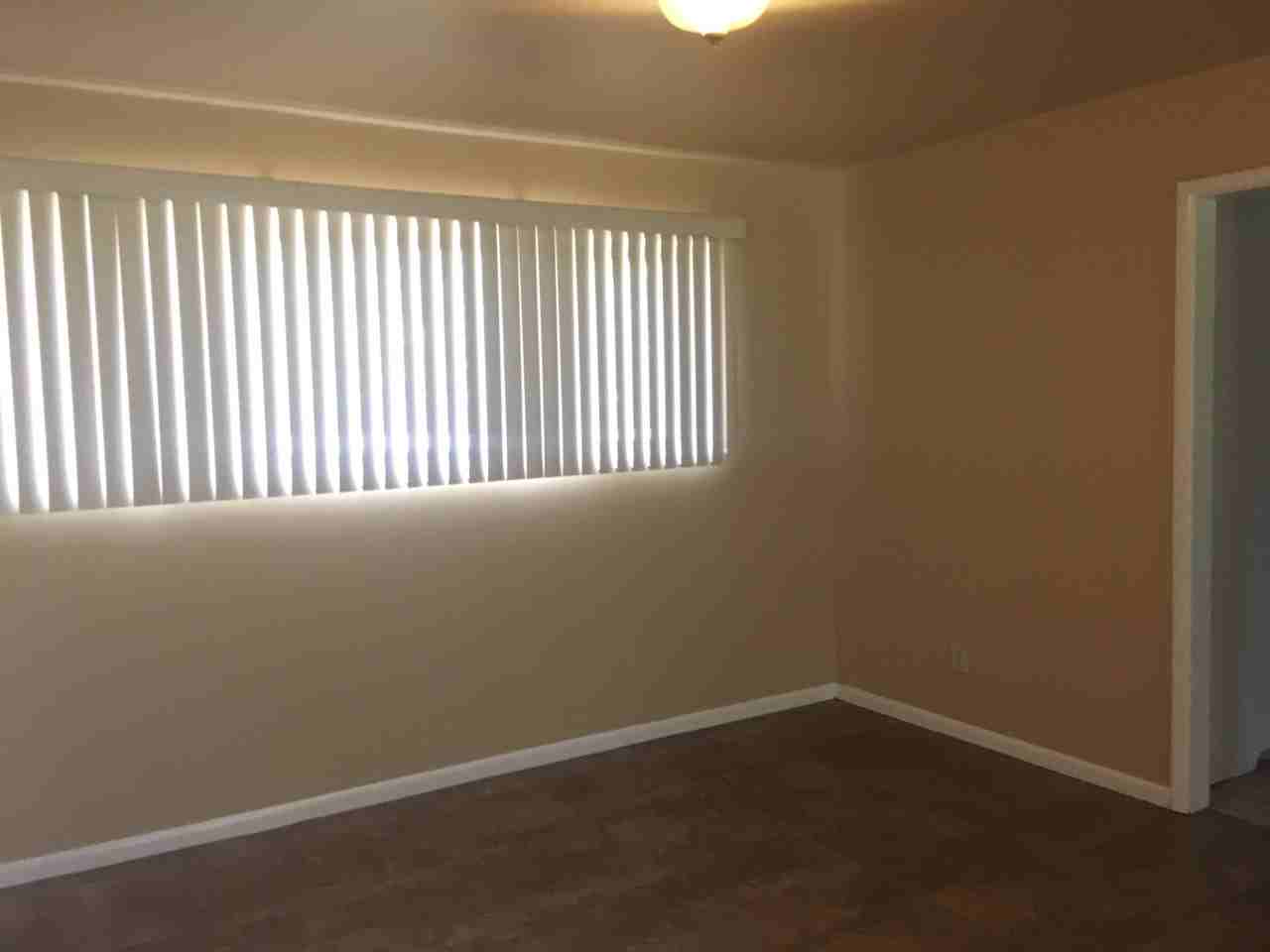 105 E Lynnwood Ln - Photo 5 of 8