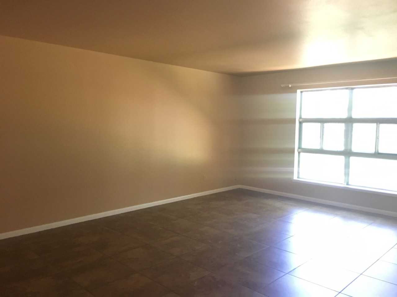 105 E Lynnwood Ln - Photo 6 of 8