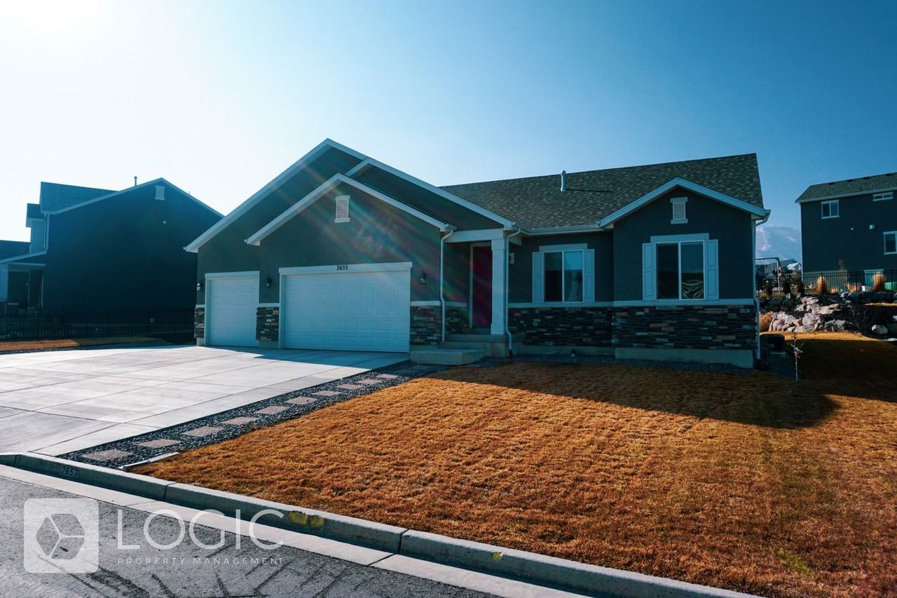 2653 S Shorewood Dr - Photo 2 of 35