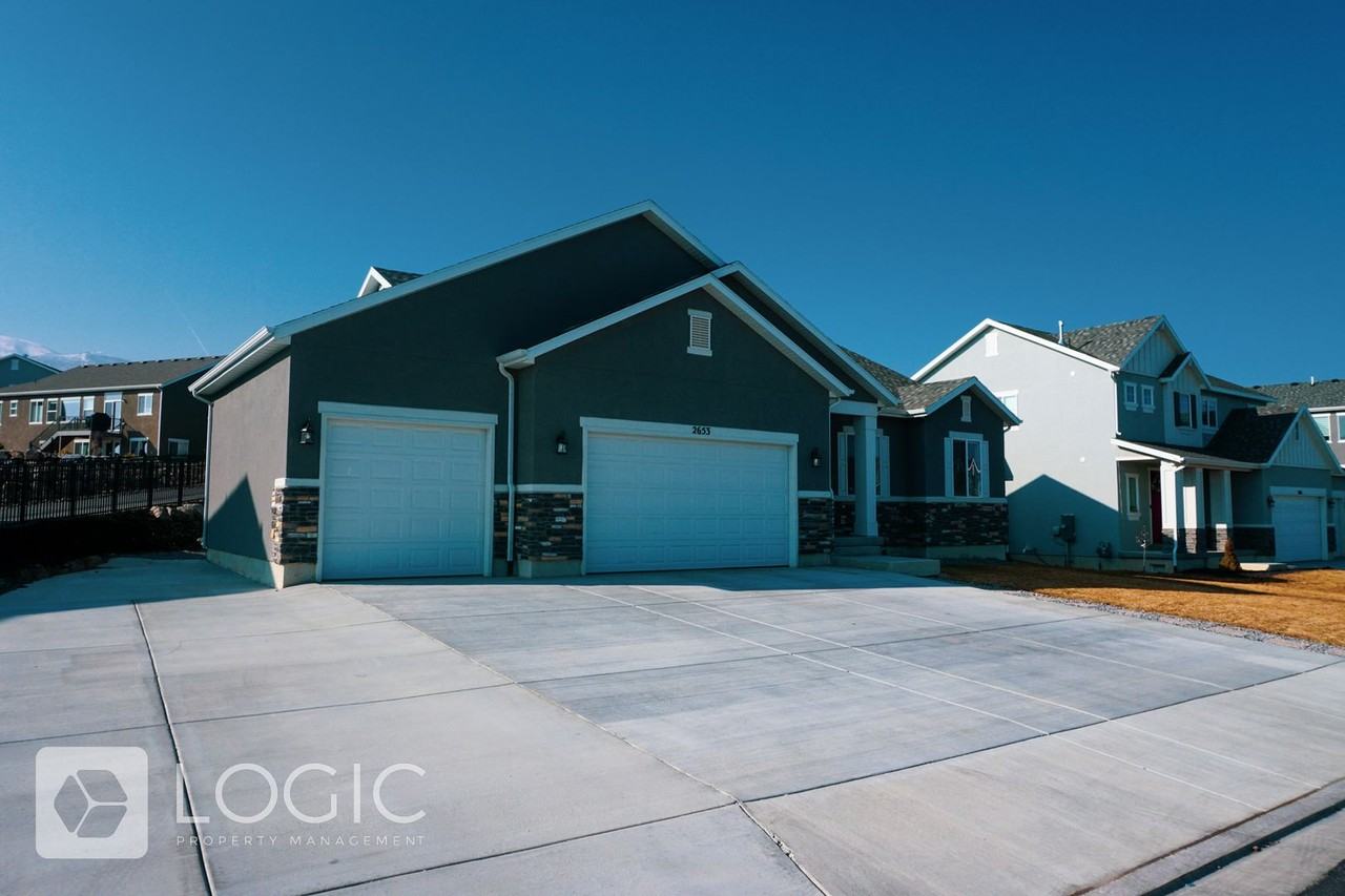 2653 S Shorewood Dr - Photo 3 of 35