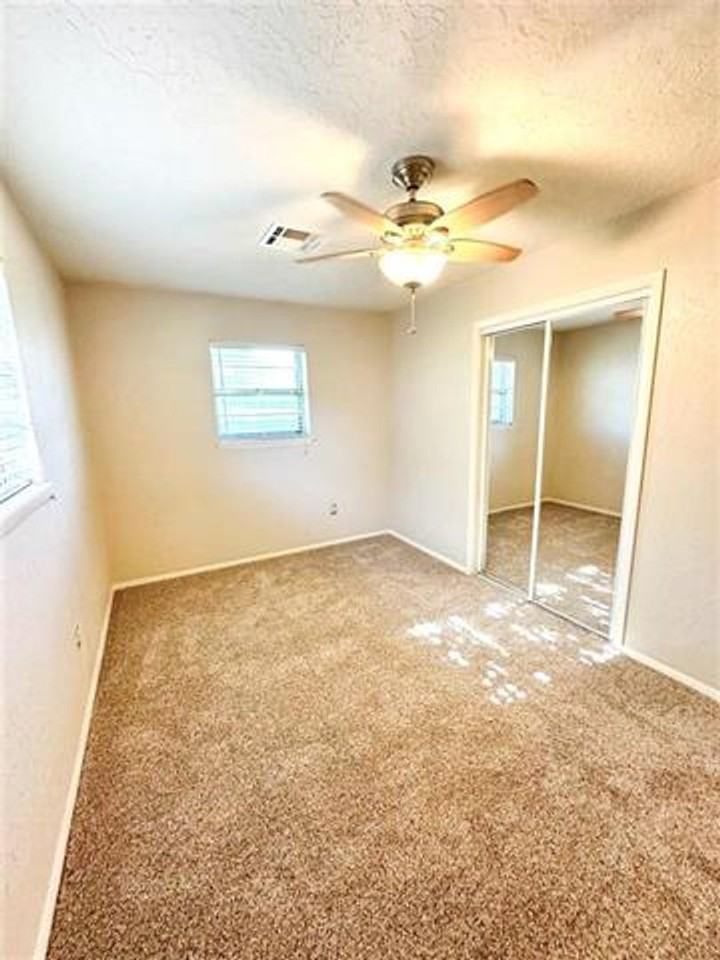 4810 Nw Hoover Ave - Photo 4 of 15