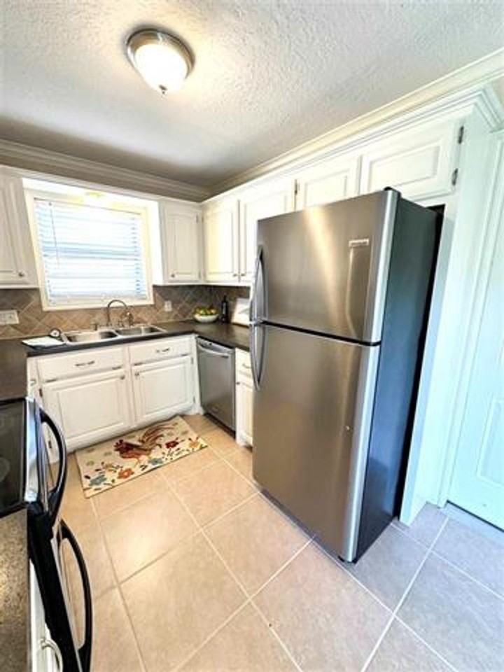 4810 Nw Hoover Ave - Photo 3 of 15