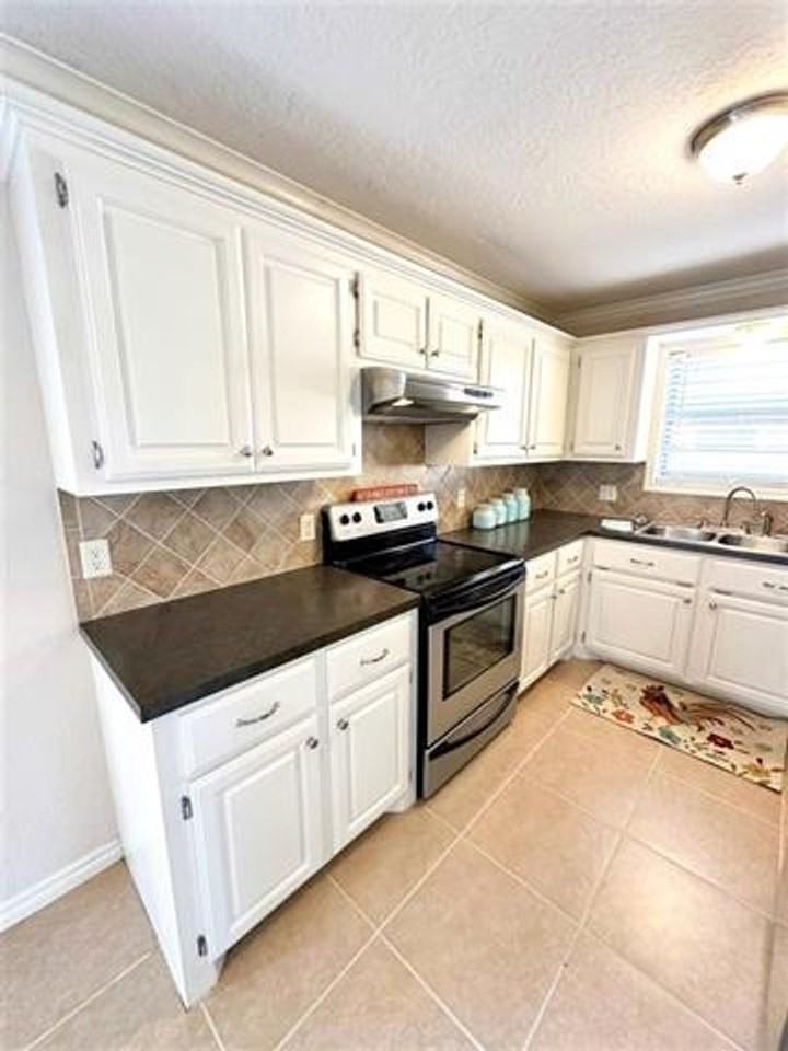 4810 Nw Hoover Ave - Photo 2 of 15