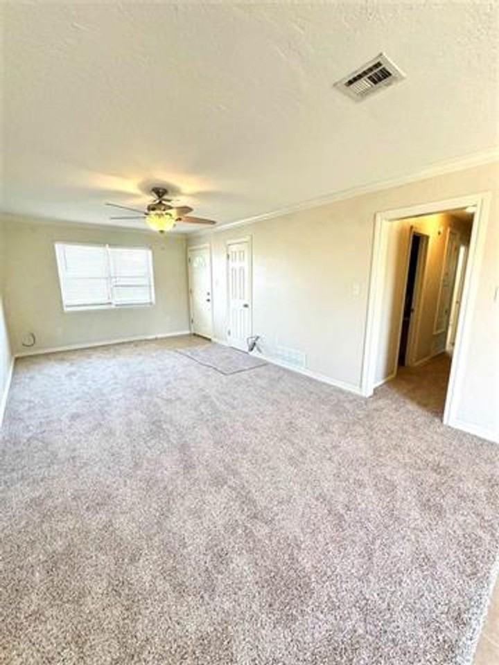 4810 Nw Hoover Ave - Photo 6 of 15