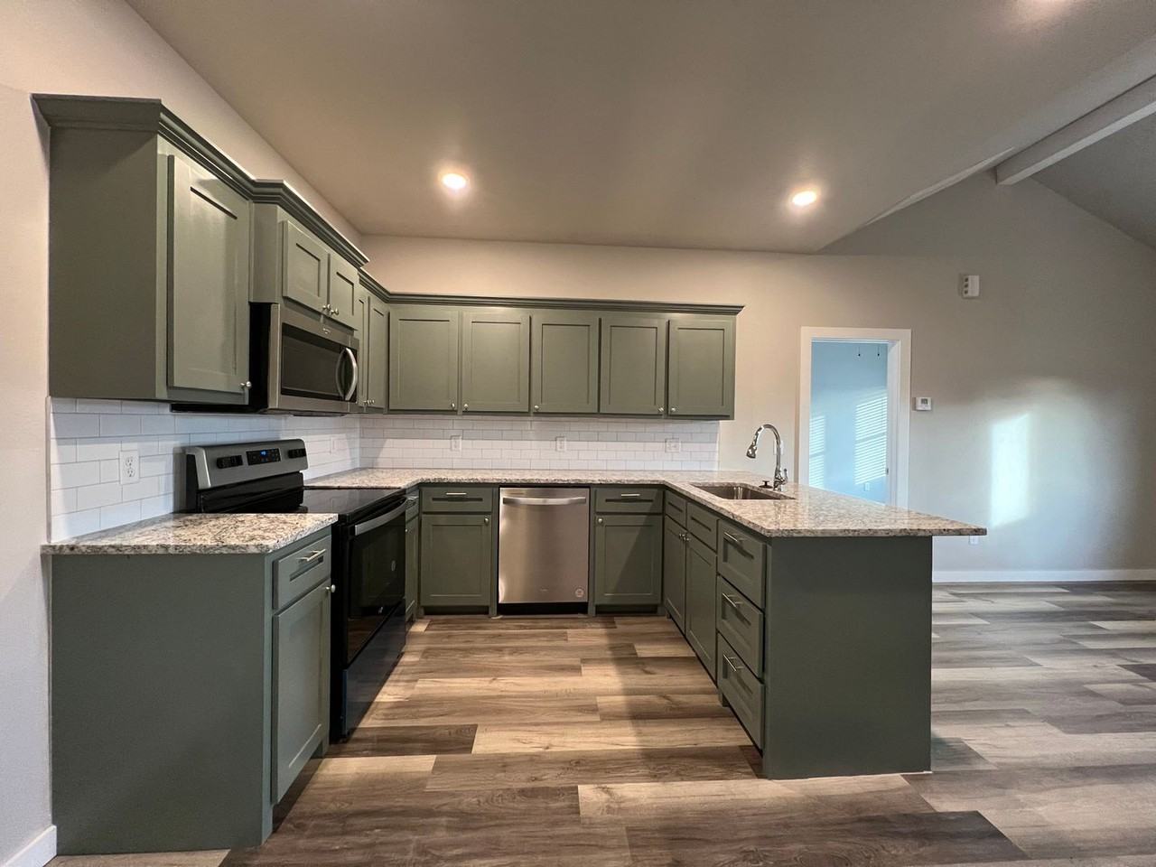 1128 W Iowa Ave - Photo 3 of 12