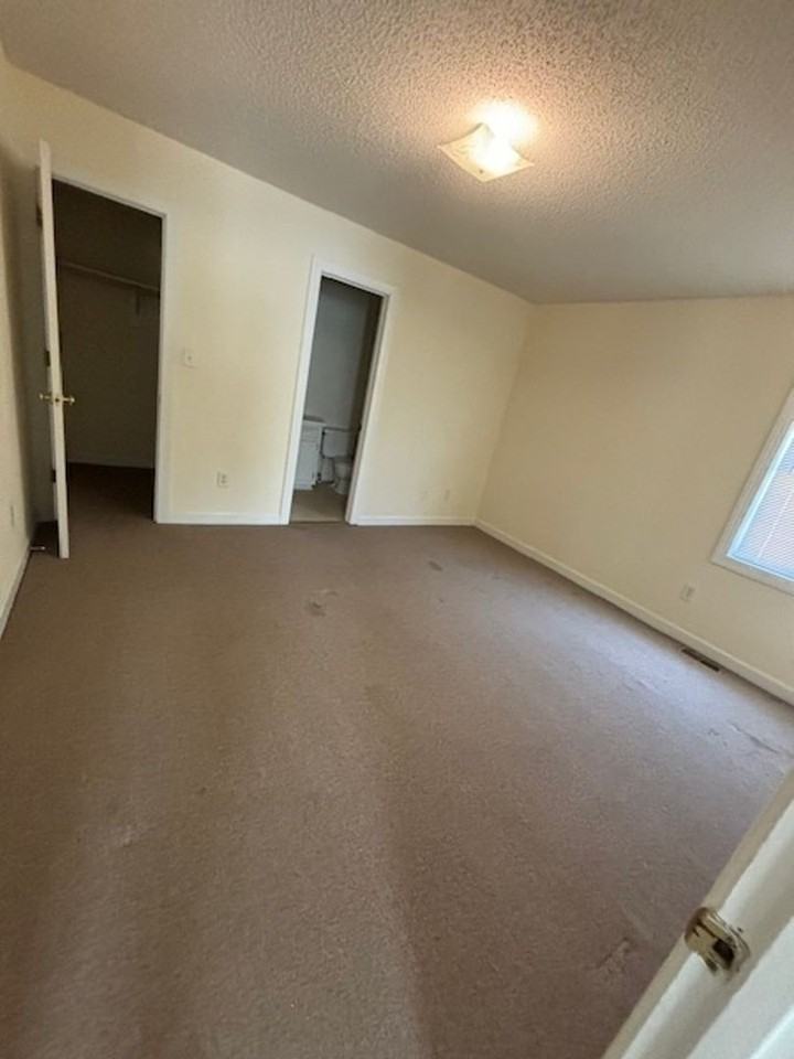 725B S Smith St - Photo 3 of 7