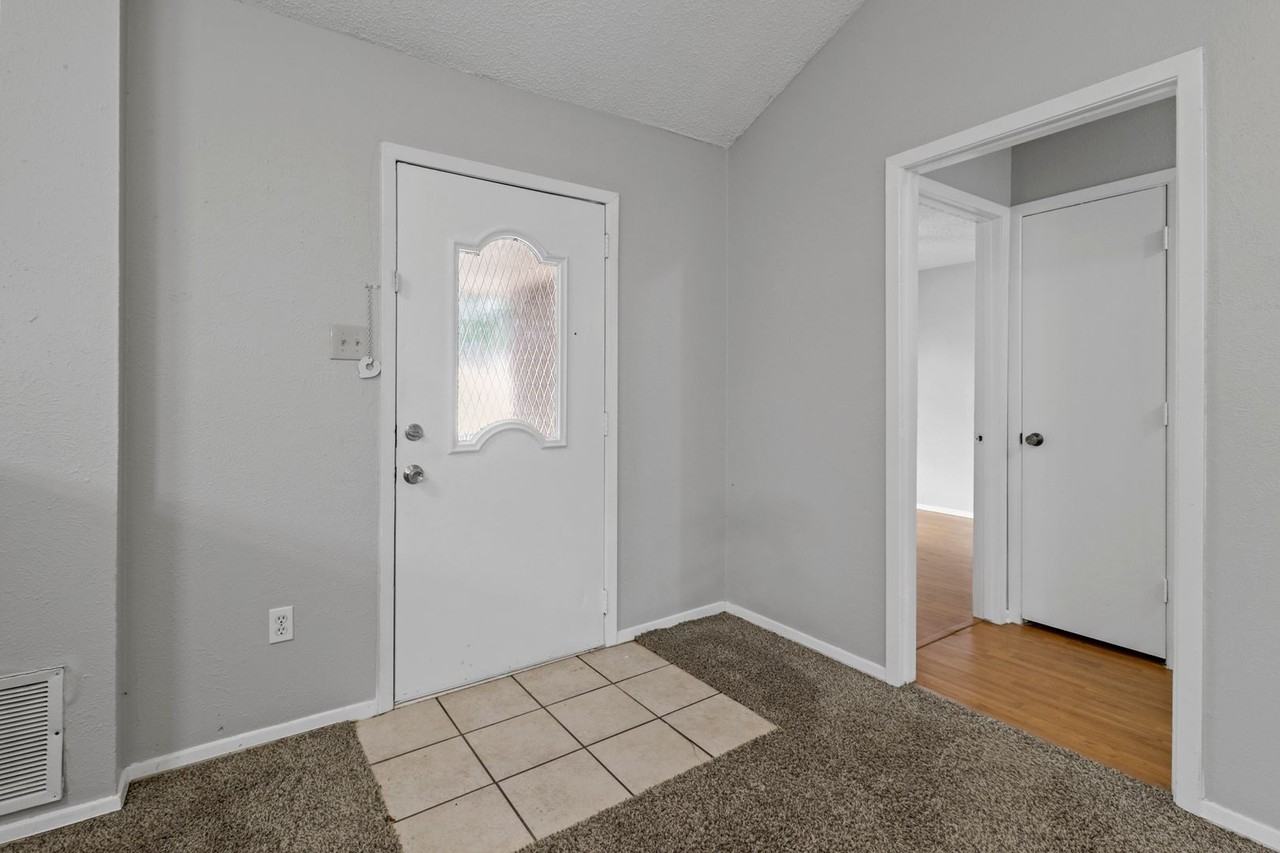 740 Prairie Creek Dr - Photo 3 of 16