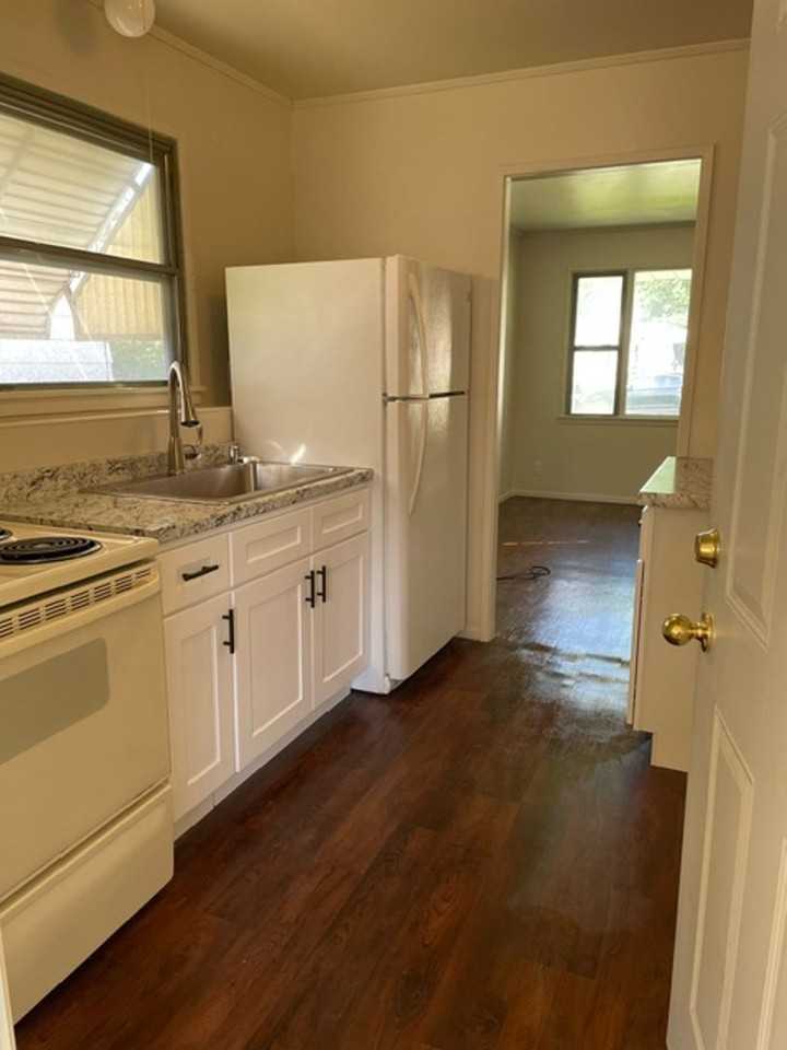 4620 N Parkway Ave - Photo 3 of 10