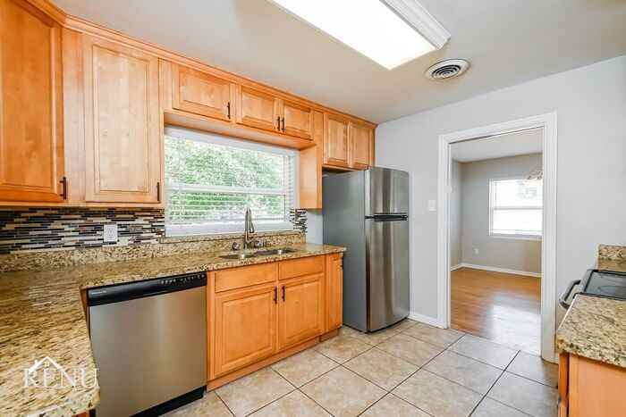 2935 Woodland Hills Ave - Photo 3 of 17