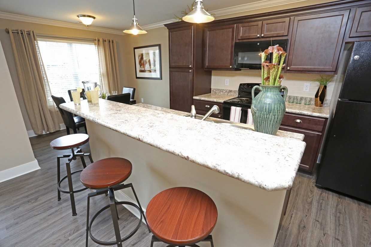 State Street Apartments - Photo 2 of 9