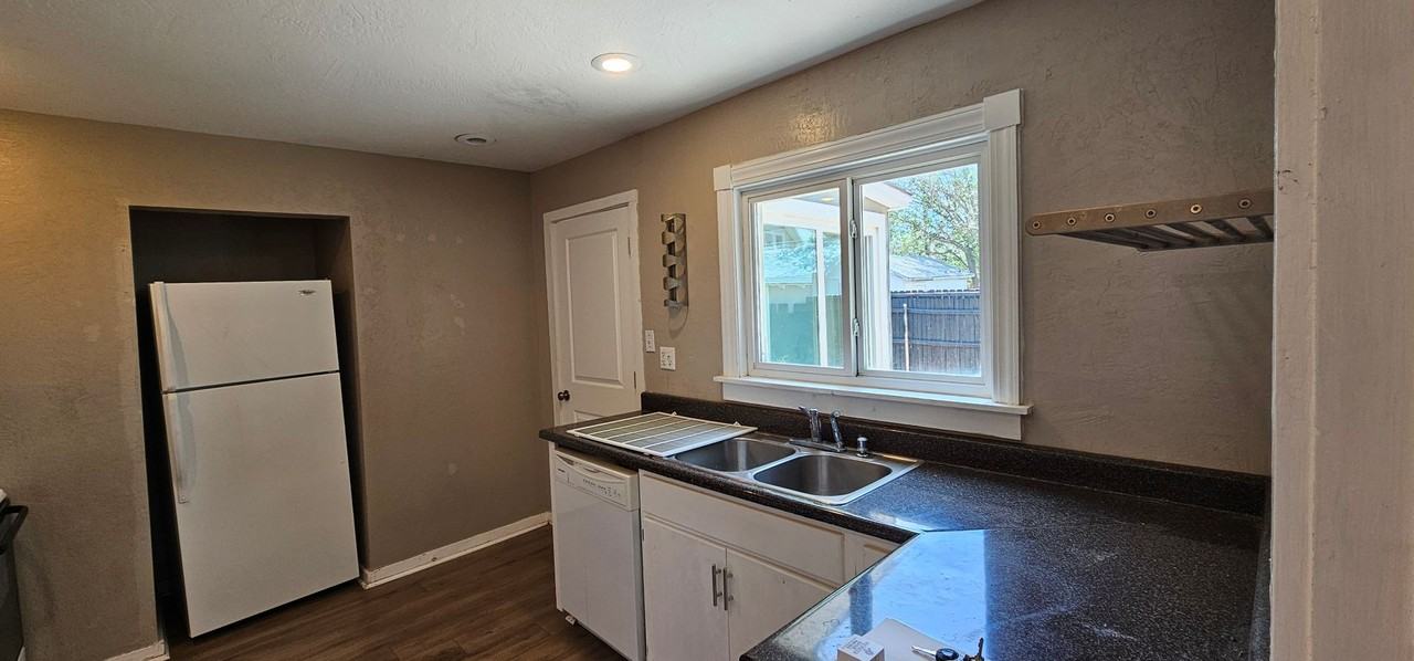 1404 S Avenue I - Photo 7 of 12