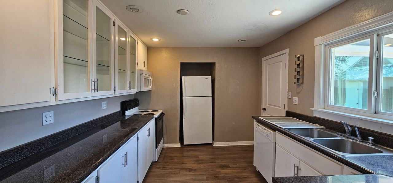 1404 S Avenue I - Photo 5 of 13