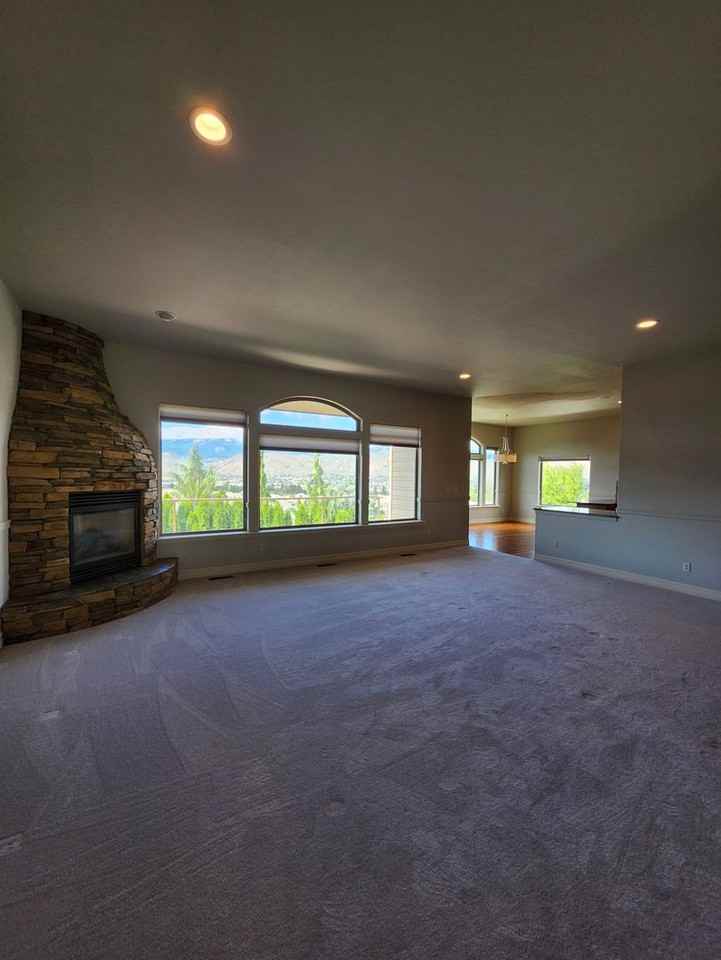 718 Briarwood Dr - Photo 5 of 30