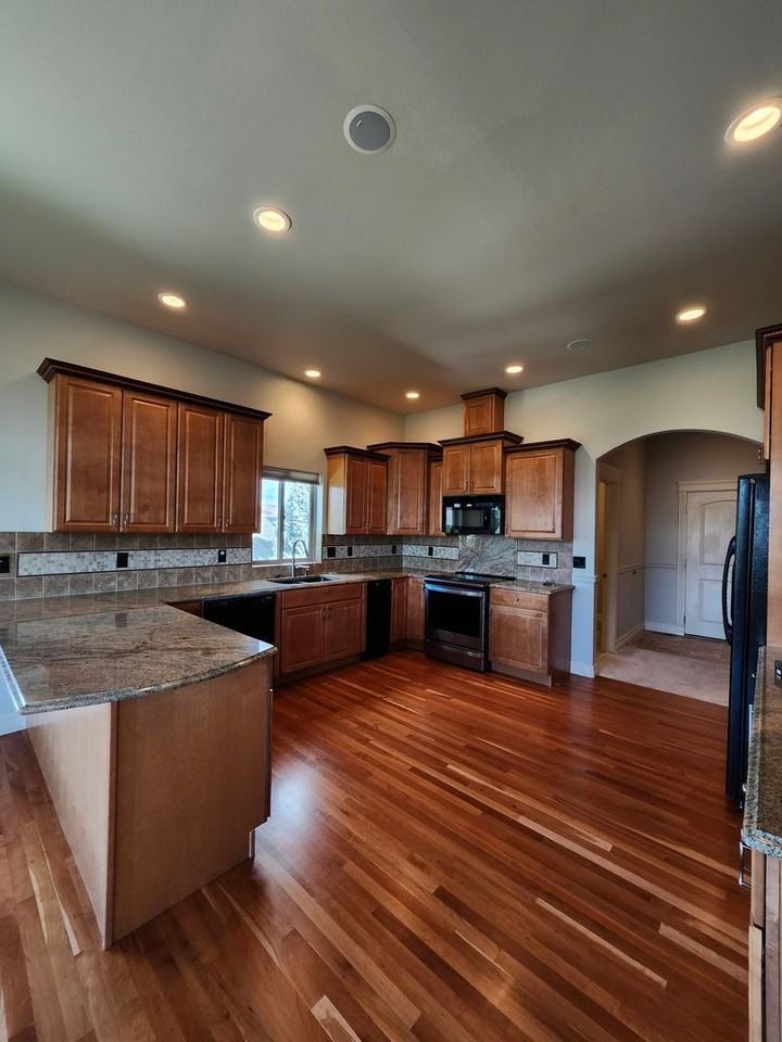 718 Briarwood Dr - Photo 2 of 30