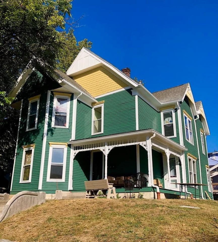 123 E 8th St - Photo 2 of 50