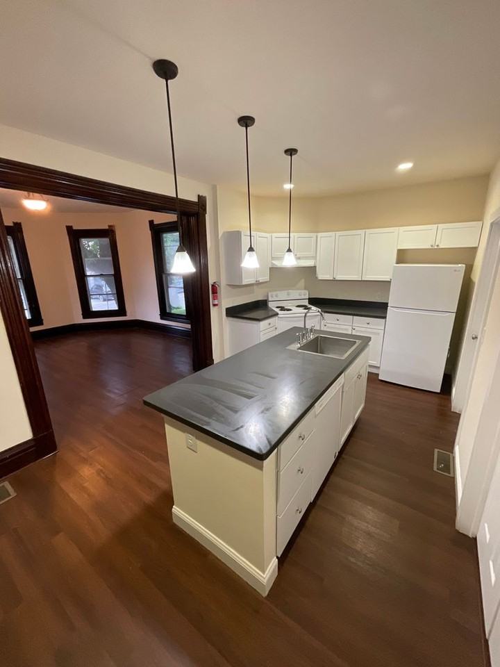 123 E 8th St - Photo 4 of 50