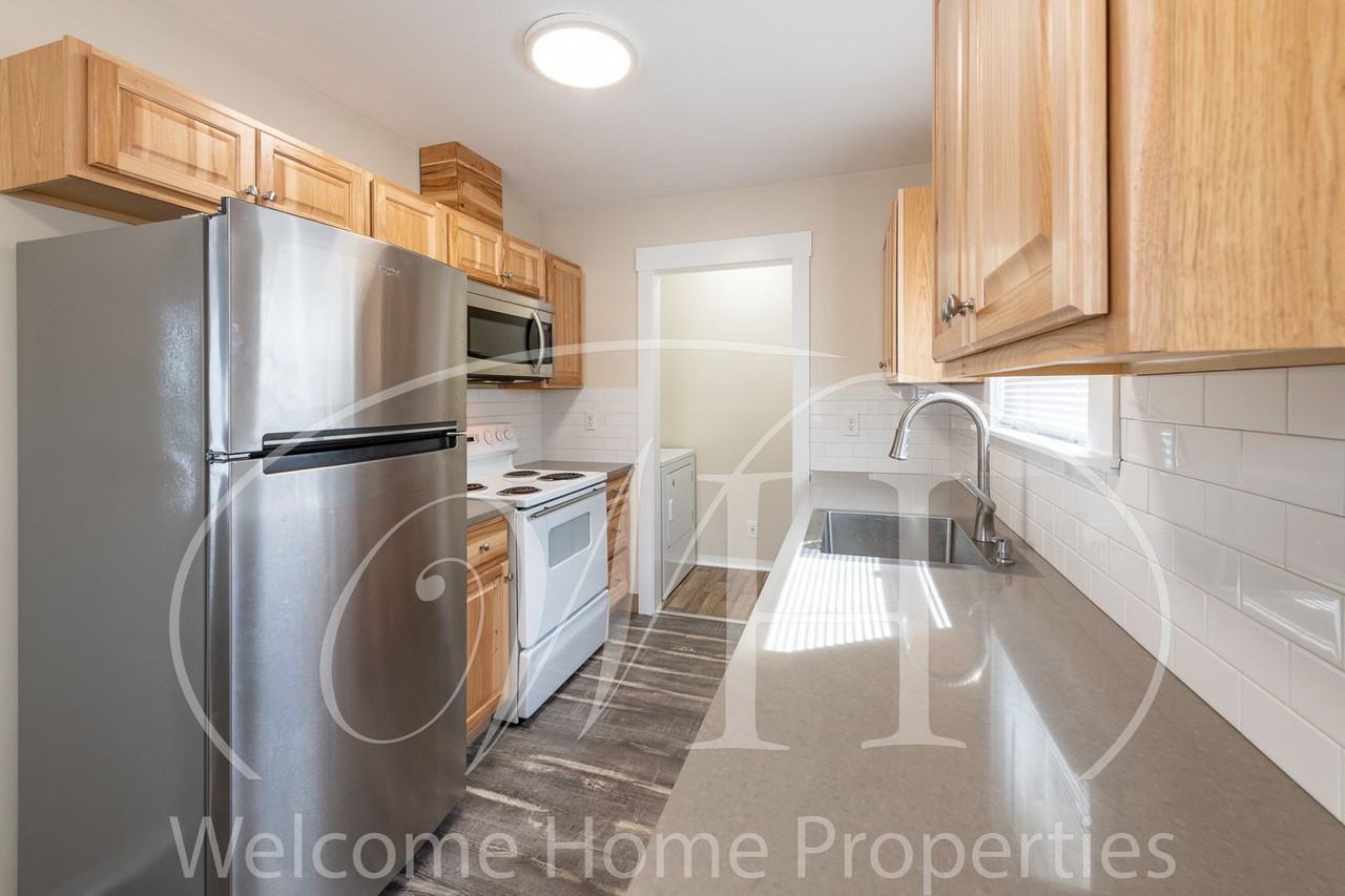 43 NE Ash Ave - Photo 2 of 36